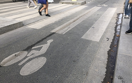 大改造されたリヴォリ通りの自転車専用レーン