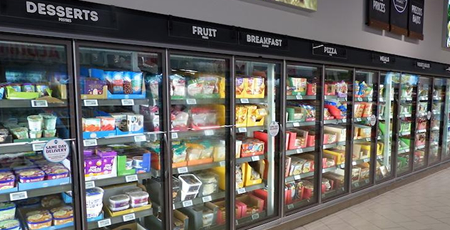 アメリカの冷凍食品を販売するスーパーマーケットの陳列棚
