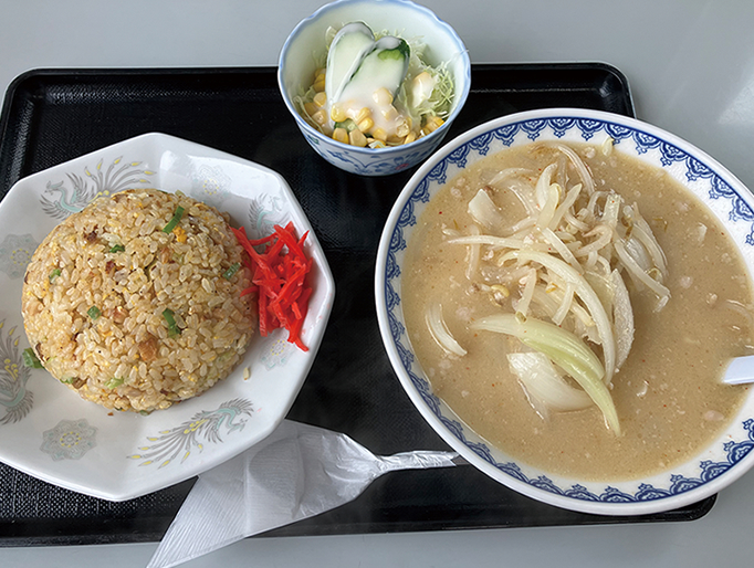 食堂ミサの味噌ラーメンと半チャーハンのセット写真