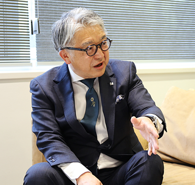 対談中の廣川信也