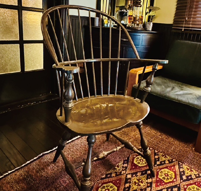 廣川が一目惚れで購入した木製椅子