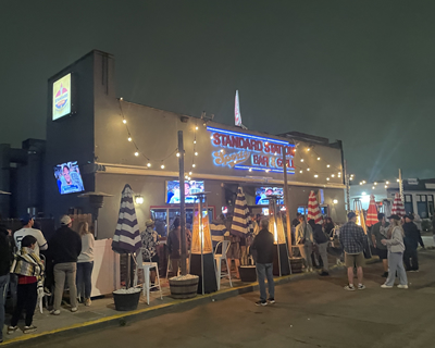 「Standard Station Sports Bar & Grill」の外観