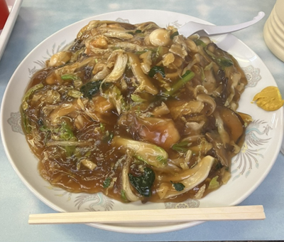 ボリュームたっぷりのあんかけ焼きそば