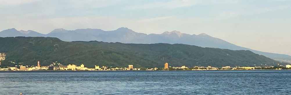 実家から望む、諏訪湖と八ヶ岳の風景