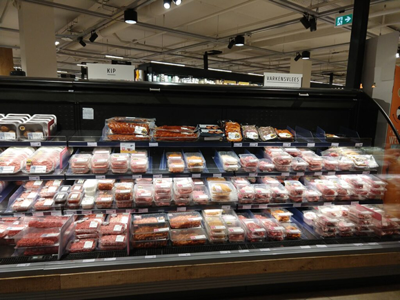 オランダのスーパーの食肉売り場