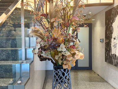 『秋色日和』 本社入り口に秋のアートフラワーが登場しました