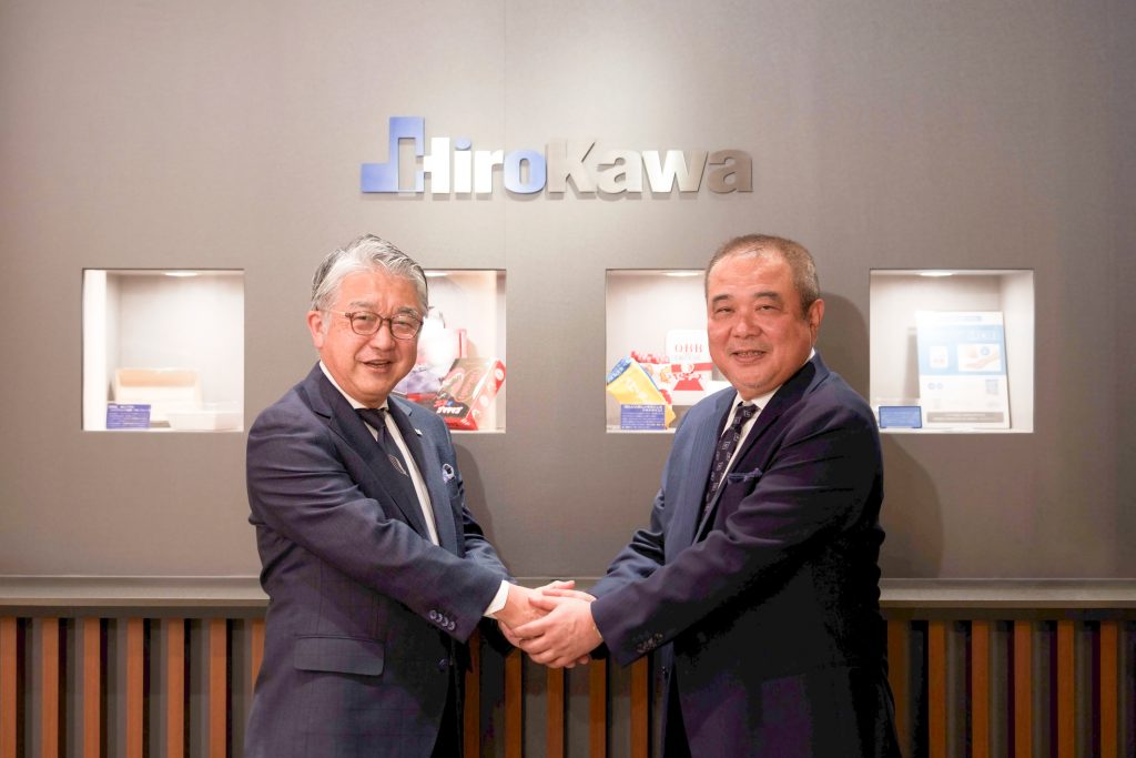 廣川 信也氏と中西 一雄氏が手を握っている様子