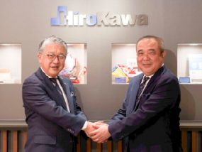 廣川 信也氏と中西 一雄氏が手を握っている様子